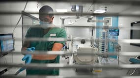 "La quasi-totalité des établissements connaissent des difficultés de recrutement" d'infirmiers et d'aide-soignants "de manière permanente ou ponctuelle", selon une enquête réalisée par la Fédération hospitalière de France.