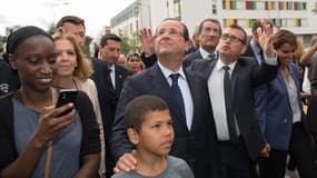 François Hollande a symboliquement présidé à la signature d'un contrat d'emploi franc, ce mercredi à Clichy-sous-Bois, en Seine-St-Denis.