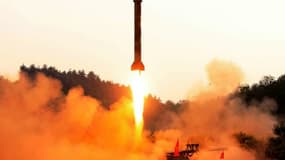 Photo fournie le 30 mai 2017 par l'agence officielle nord-coréenne Kcna d'un tir de missile balistique nord-coréen dans un lieu non précisé