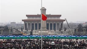 Sur la place Tiananmen, à Pékin, des habitants de la capitale se recueillent lors de la journée de deuil national en hommage aux victimes du séisme survenu il y a une semaine dans le comté de Yushu. Les sirènes ont retenti pendant trois minutes mercredi m