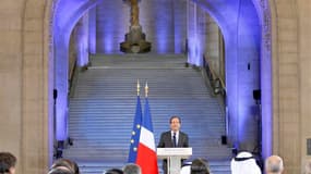 A l'occasion de l'inauguration du nouveau département des Arts de l'Islam du Louvre, François Hollande a rendu hommage mardi aux arts et aux civilisations islamiques. /Photo prise le 18 septembre 2012/REUTERS/Pierre Verdy/Pool