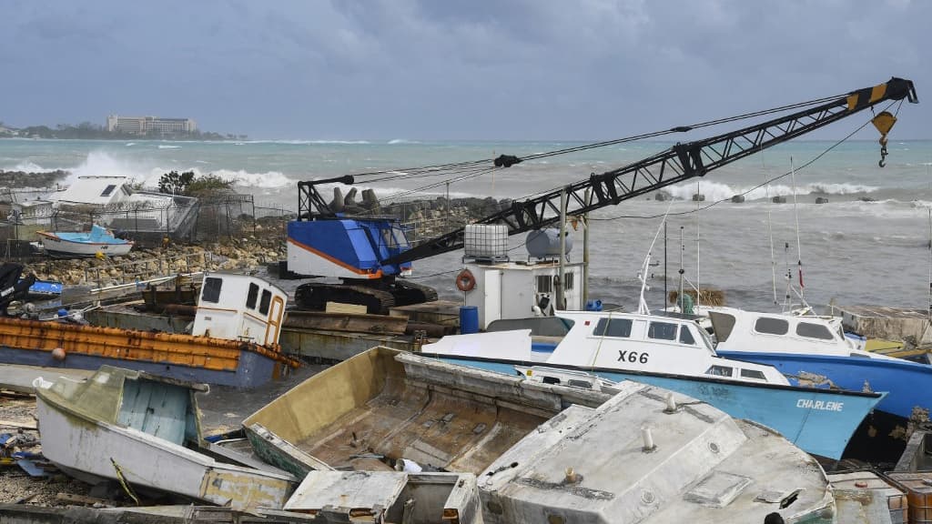 Des bateaux de pêche endommagés reposent sur le rivage après le passage de l'ouragan Béryl au marché aux poissons de Bridgetown, à La Barbade, le 1er juillet 2024 Des bateaux de pêche endommagés reposent sur le rivage après le passage de l'ouragan Béryl au marché aux poissons de Bridgetown, à La Barbade, le 1er juillet 2024