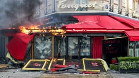 Le Fouquet's incendié le 16 mars 2019. 