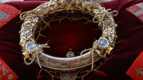 Un chevalier de l'Ordre du Saint-Sépulcre tient la Couronne d'épines lors d'une procession à la cathédrale Notre-Dame de Paris à Paris, le 13 décembre 2024