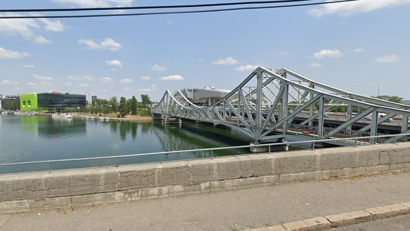 Les pont ferroviaire et routier de la Mulatière, vus depuis le quai Jean-Jacques Rousseau, à La Mulatière, en face de Lyon. C'est dans ce secteur qu'a été repêché un corps dimanche 5 mai 2024.