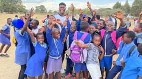 Munetsi, footballeur du Stade de Reims, avec des jeunes zimbabwéens. 