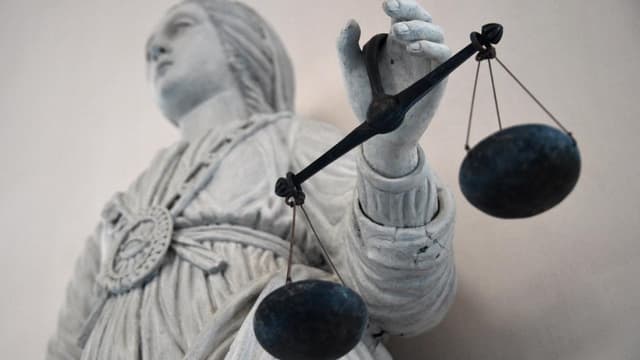 Un instituteur de 48 ans, apprécié de sa hiérarchie, est jugé ce vendredi à Créteil, dans le Val-de-Marne, pour des attouchements sur plusieurs enfants.