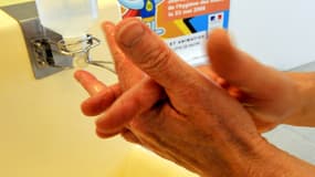 Une infirmière se désinfectant les mains avec une lotion alcoolisée lors de la première journée nationale "hygiène des mains" organisée en France le 23 mai 2008.