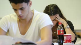 Deux élèves concentrés avant un examen