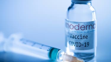 Photo d'illustration réalisée le 16 novembre 2020 à Paris : une seringue et un flacon avec une étiquette Moderna / vaccin Convid-19