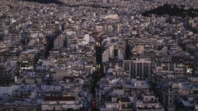 Une photo prise le 11 février 2022 montre une vue des immeubles d'habitation à Athènes en Grèce.