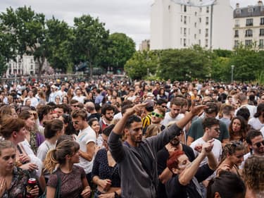 Concert aux abords du Canal Saint-Martin à Paris pour la Fête de la musique 2020