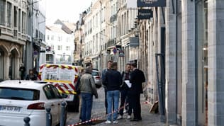 Des policiers et du personnel de la boutique Hermès après le braquage de la boutique le 25 mai 2023 à Lille.