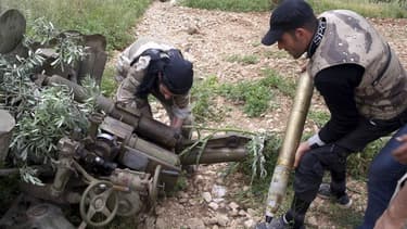 Membres de l'Armée libre syrienne à Alep. L'Union européenne va autoriser de fait ses Etats membres à livrer des armes aux rebelles syriens en l'absence d'accord lundi entre les Vingt-Sept sur une prolongation de l'embargo. /Photo prise le 17 mai 2013/REU