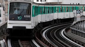 Une rame de métro dans le XVe arrondissement de Paris.