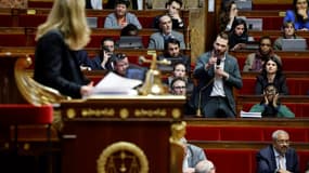 Le député La France insoumise Ugo Bernalicis (au micro) prend la parole à l'Assemblée lors d'une session de débat sur la réforme des retraites, le 16 février 2023 à Paris 