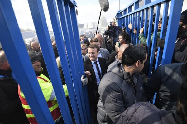 Emmanuel Macron en train d'entrer dans l'usine Whirlpool d'Amiens le 26 avril 2017.