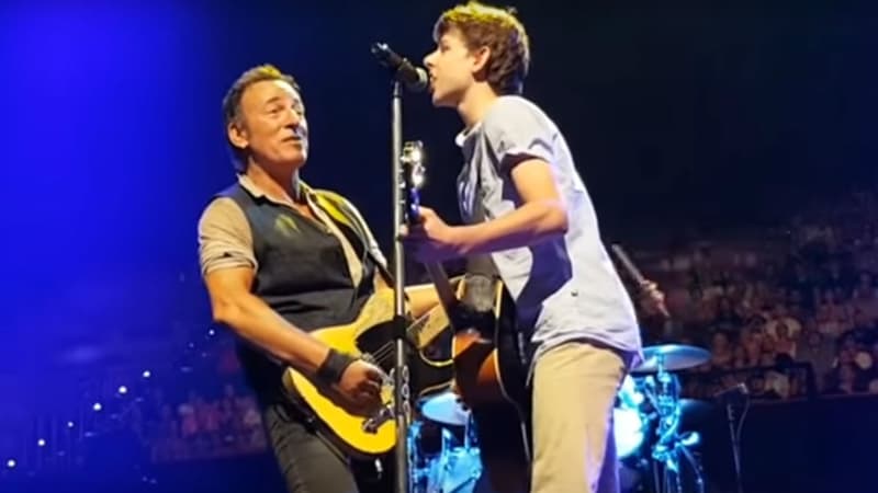 Bruce Springsteen et un fan sur scène lors d'un concert à Brisbane le 17 février 2017