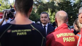 Le ministre français de l'Intérieur, Gérald Darmanin, rencontre les pompiers qui interviennent sur le feu de forêt à La Teste-de-Buch, dans le sud-ouest de la France, le 13 juillet 2022.
