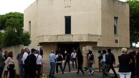 Des agents de la sous-direction antiterroriste entrent dans la synagogue de la Grande-Motte, dans le sud de la France, le 24 août 2024
