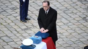 François Hollande a remis à titre posthume la Légion d'honneur aux neufs soldats français morts en Espagne.