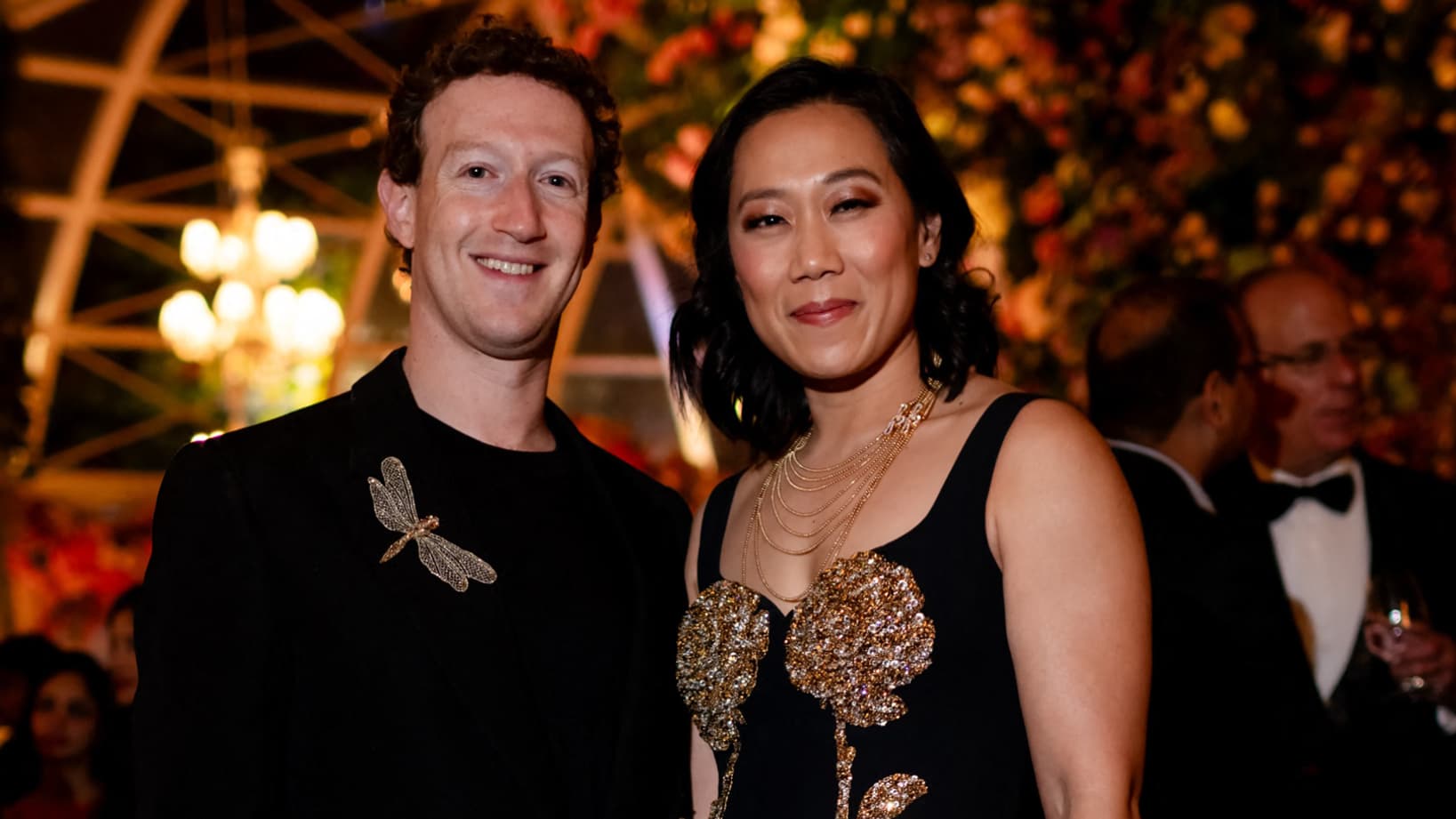 Mark Zuckerberg et son épouse Priscilla Chan le 1er mars 2024 au pré-mariage de Anant Ambani and Radhika Merchant in Jamnagara. Mark Zuckerberg et son épouse Priscilla Chan le 1er mars 2024 au pré-mariage de Anant Ambani and Radhika Merchant in Jamnagara.