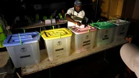 Dans un bureau de vote à Kisumu, dans l'ouest du Kenya. Hanté par les violences post-électorales de 2007, le Kenya choisit ce lundi un nouveau président, avec deux prétendants au coude à coude, Raila Odinga et Uhuru Kenyatta, qu'un second tour devra peut-