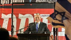 L'ex-Premier ministrre isarélien et chef de l'opposition Benjamin Netanyahu s'adresse aux manifestants à Jérusalem, le 6 avril 2022 