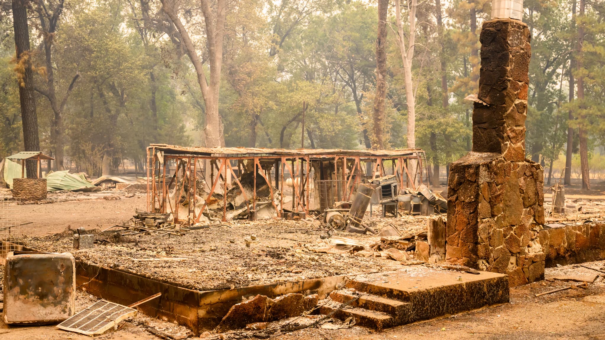 Une maison brûlée pendant l'incendie de Park près de la zone de Paynes Creek dans le comté de Tehama, en Californie, le 27 juillet 2024.