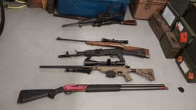 Les agents de la Direction Nationale du Renseignement et des Enquêtes Douanières (DNRED) ont saisi au cours d'une visite domiciliaire un véritable arsenal, comptant notamment 47 armes de diverses catégories, 111 chargeurs, 341 kg de munitions, et de nombreuses pièces d'armes.