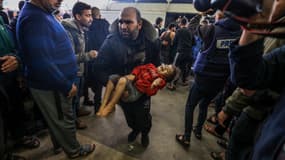 Une enfant porté à l'hôpital de Khan Younès après des bombardements israéliens, le 5 décembre 2023.