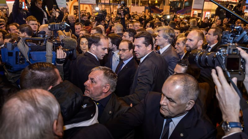 François Hollande dans la foule du Salon de l'agriculture 2016, samedi matin.