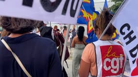 Une centaine de personnes ont réclamé des solutions concrètes pour les urgences des Alpes-de-Haute-Provence.