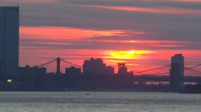 Les images de l'éclipse solaire partielle se levant au-dessus de New York