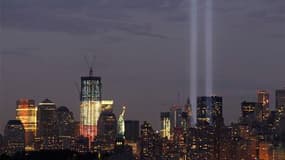 Illumination de la Statue de la Liberté (au centre) et du One World Trade Center (à gauche), la tour centrale du nouveau complexe du World Trade Center à l'occasion du 11-Septembre. Les Etats-Unis se plongent ce dimanche dans le recueillement et le souven