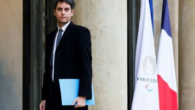 Le nouveau Premier ministre Gabriel Attal arrive à l'Elysée pour le premier Conseil des ministres de son gouvernement, le 12 janvier 2024 à Paris