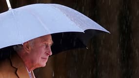 Le roi Charles III avec un parapluie devant la cathédrale d'York, le 9 novembre 2022