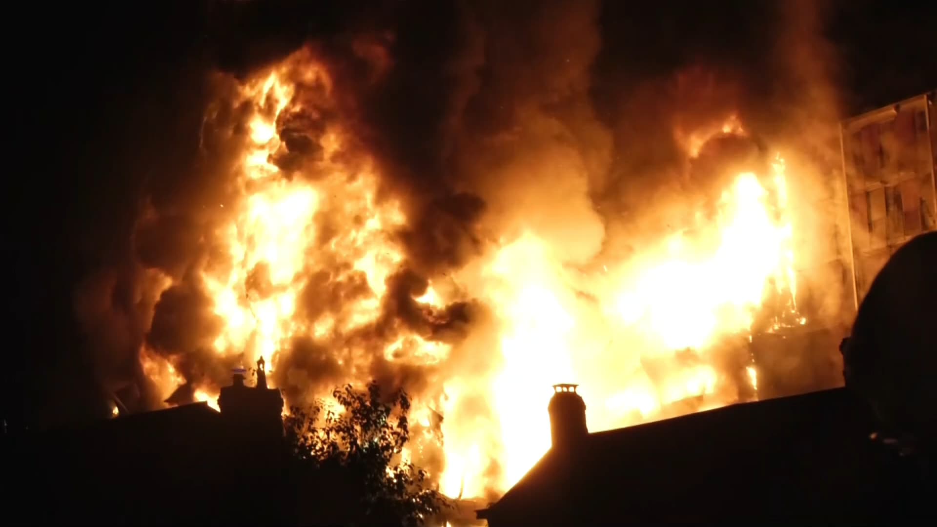 Les flammes ont ravagé deux immeubles. Les flammes ont ravagé deux immeubles.