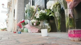 Des fleurs déposés devant le salon de coiffure dans lequel travaillant Hichem Miraoui, à Puget-sur-Argens le 3 juin 2025.