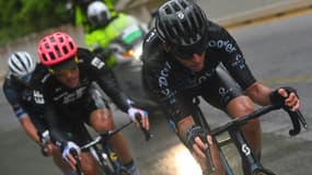 Le Français Romain Bardet mène devant les Italiens Alberto Bettiol (C) et Giulio Ciccone, lors de la 6e étape du Tour d'Italie, disputée entre Grotte di Frasassi et Ascoli Piceno, le 13 mai 2021