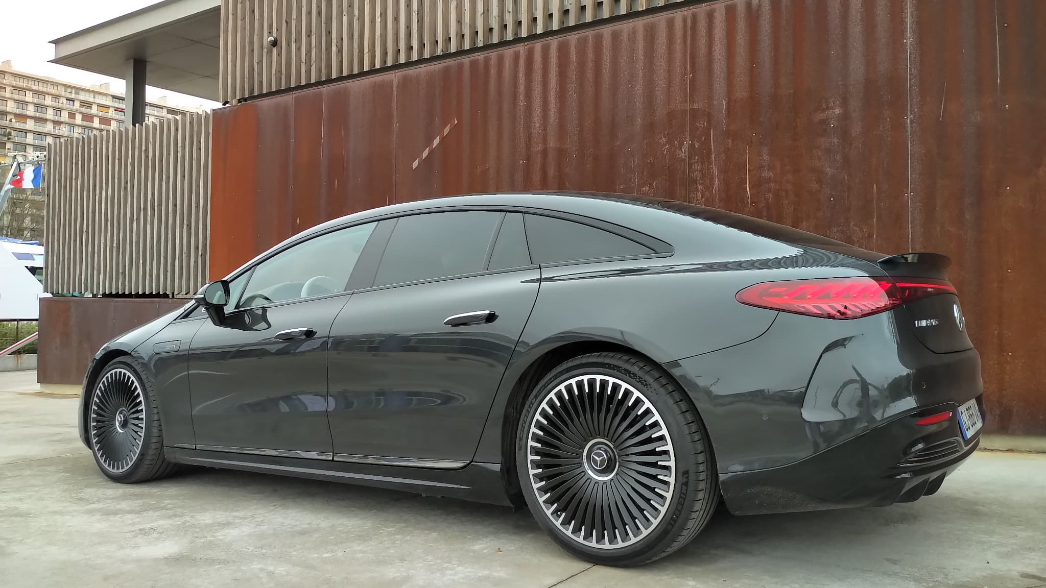 L’EQS, y compris dans sa déclinaison AMG, est la voiture de production la plus aérodynamique du monde, avec un CX de 0,2 seulement.