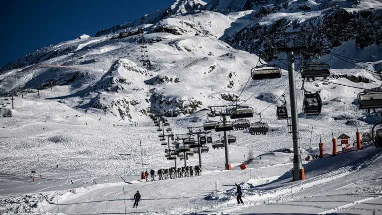 Des skieurs sur une piste de la station de ski de l'Alpe-d'Huez, le 13 décembre 2021