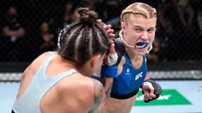 Manon Fiorot (de face) lors de son combat UFC face à Mayra Bueno Silva en octobre 2021