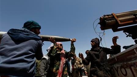 Rebelles sur la route de Brega. Combattants et diplomates sont enlisés dans les sables du conflit libyen, où les insurgés ont dû reculer une nouvelle fois face à l'artillerie des forces loyales à Mouammar Kadhafi. /Photo prise le 5 avril 2011/REUTERS/Yous