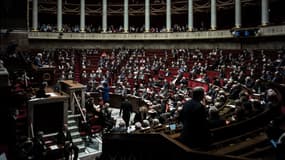 Seuls 345 députés sortants se sont représentés aux législatives, dont 120 ont été éliminés dès le premier tour.
