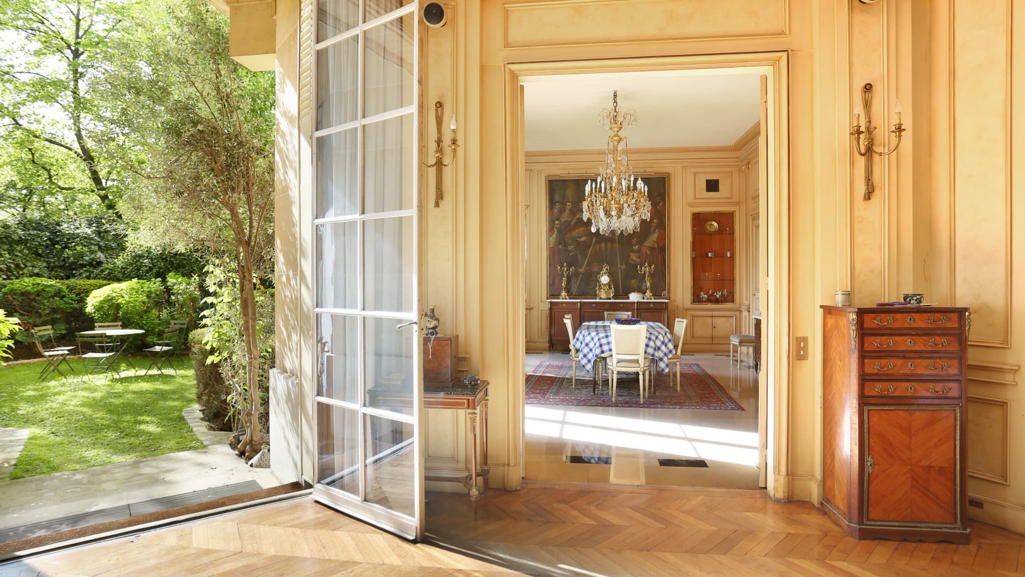 Dans le 7e arrondissement, cet appartement de 504m² comprenant de vastes réceptions avec belle hauteur sous plafond, donnant sur jardin a été vendu par Daniel Féau avec un prix de présentation de 9,9 millions d'euros. Dans le 7e arrondissement, cet appartement de 504m² comprenant de vastes réceptions avec belle hauteur sous plafond, donnant sur jardin a été vendu par Daniel Féau avec un prix de présentation de 9,9 millions d'euros.