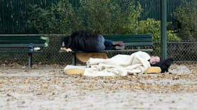 Des personnes sans domicile fixe dans un parc. (Illustration)