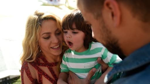 Shakira, Gerard Piqué et leur fils Milan, lors de la cérémonie de clôture de la Coupe du monde au Brésil le 13 juillet 2014.