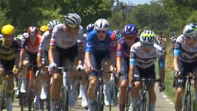Nils Politt (UAE Team Emirates) s'énerve contre les coureurs la Movistar en tête de peloton lors de la 16e étape du Tour de France, le 22 juillet 2025