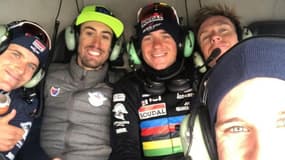 Remco Evenepoel et ses équipiers dans un hélicoptère